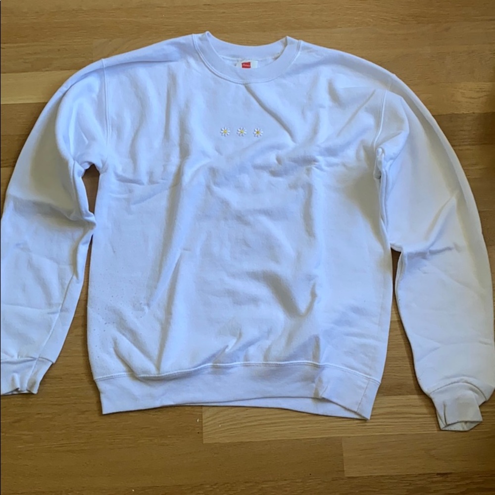 Cute white crewneck with daisies